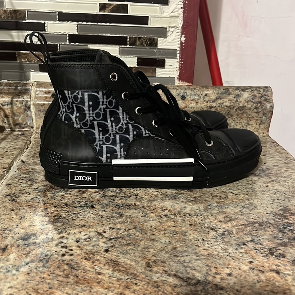 Dior sneakers only use a few times I pay 900$ for them - Picture 3 of 3